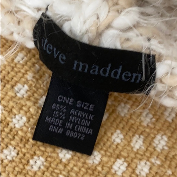 Steve Madden✨ Beanie with top Pom Pom-Like New✨ - Picture 3 of 4